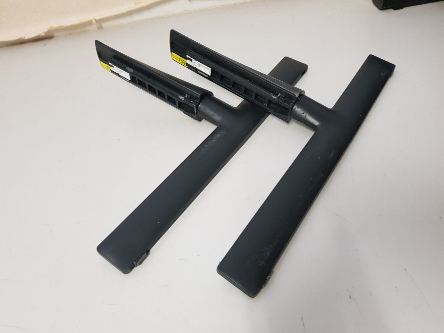 SAMSUNG UA75AU8000 L&R FEET