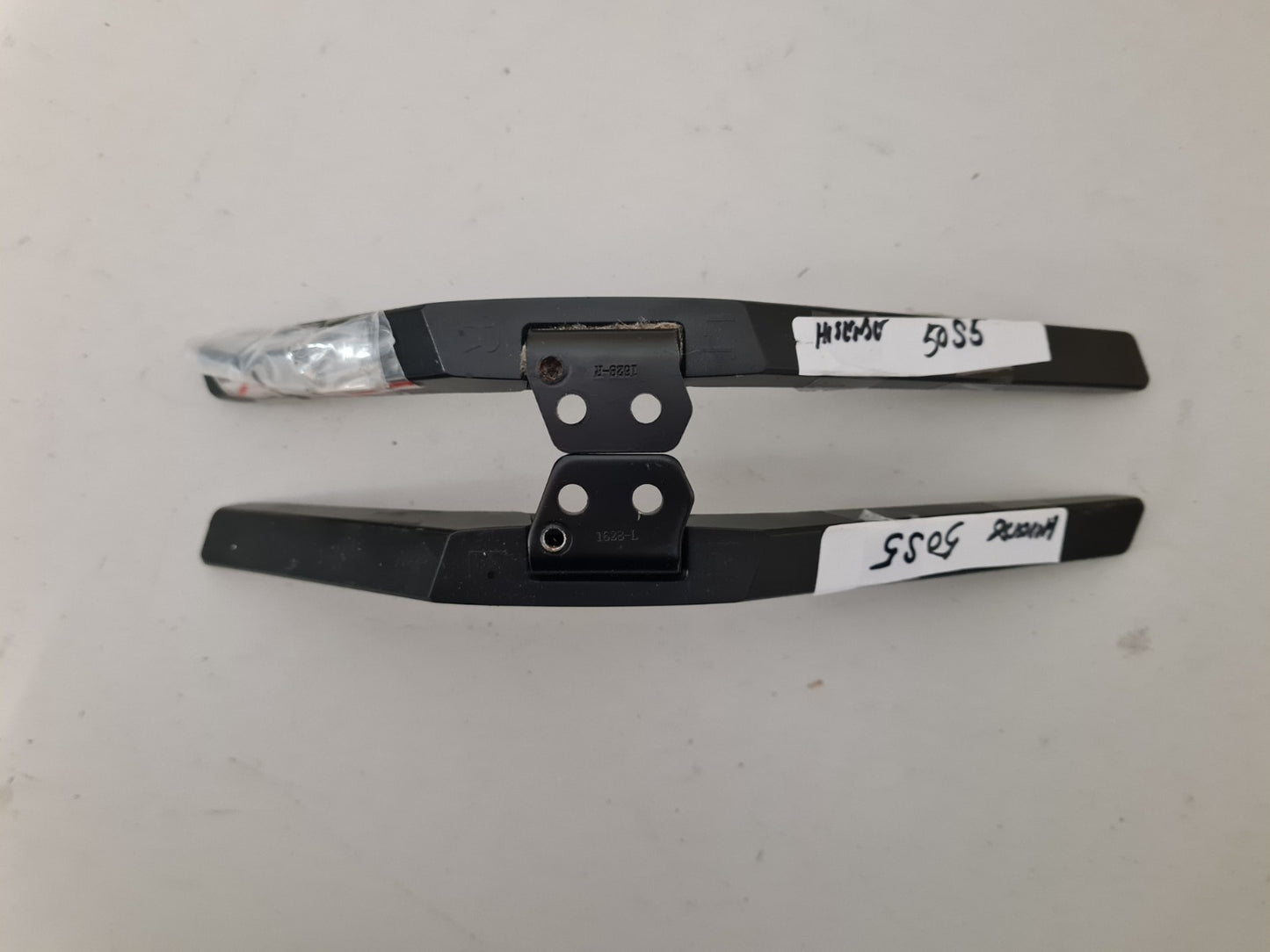 HISENSE 50S5 L&R FEET & SCREWS