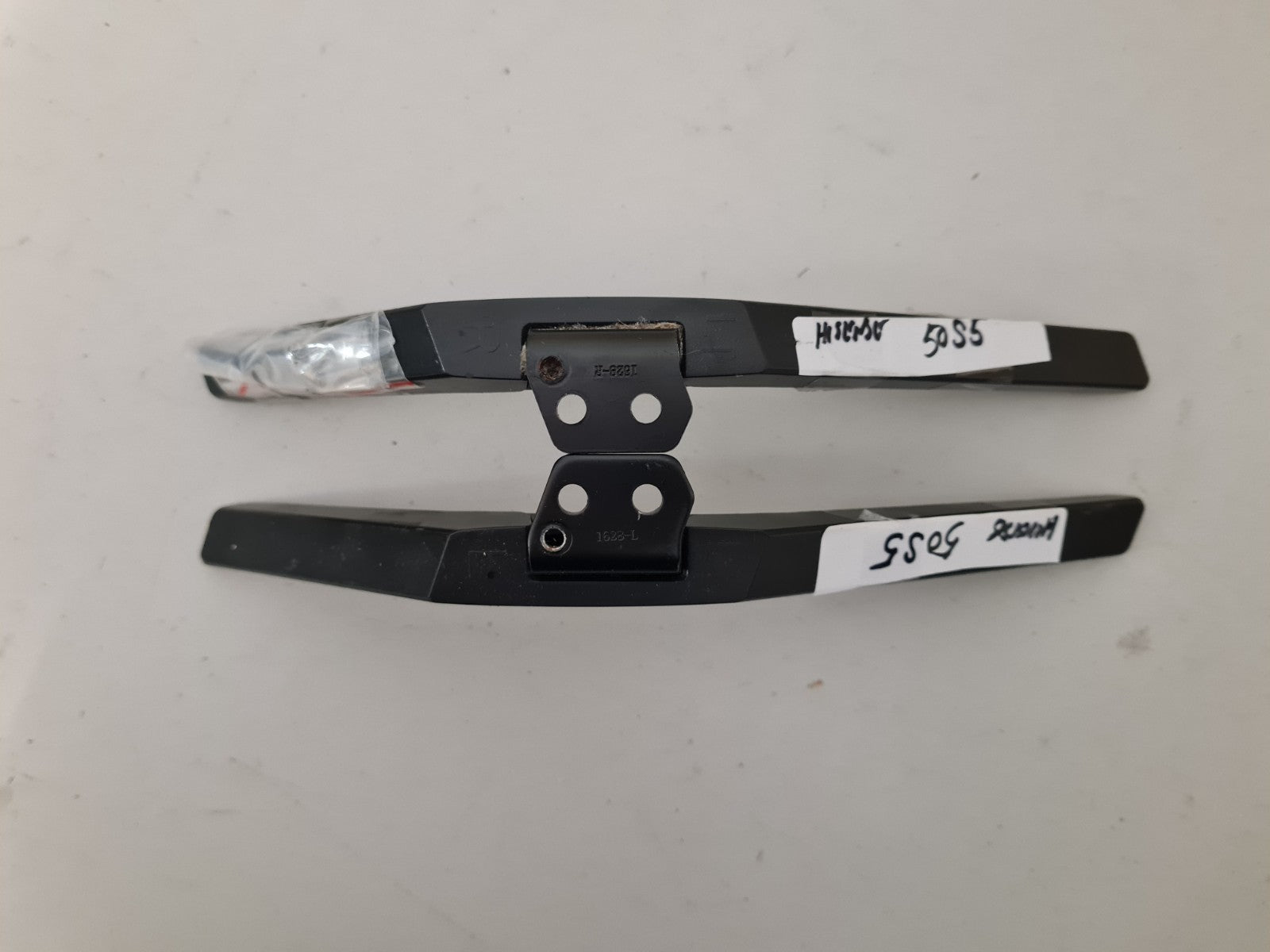 HISENSE 50S5 L&R FEET & SCREWS