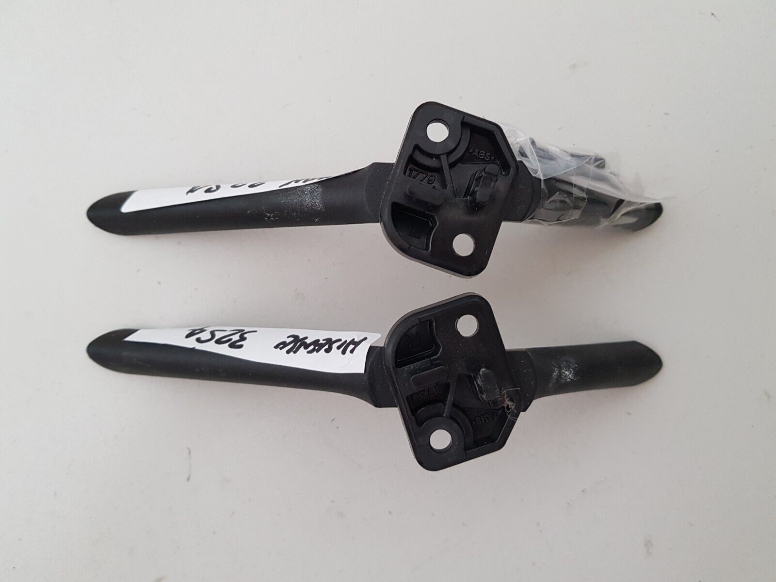 GENUINE HISENSE 32S4 L&R FEET & SCREWS