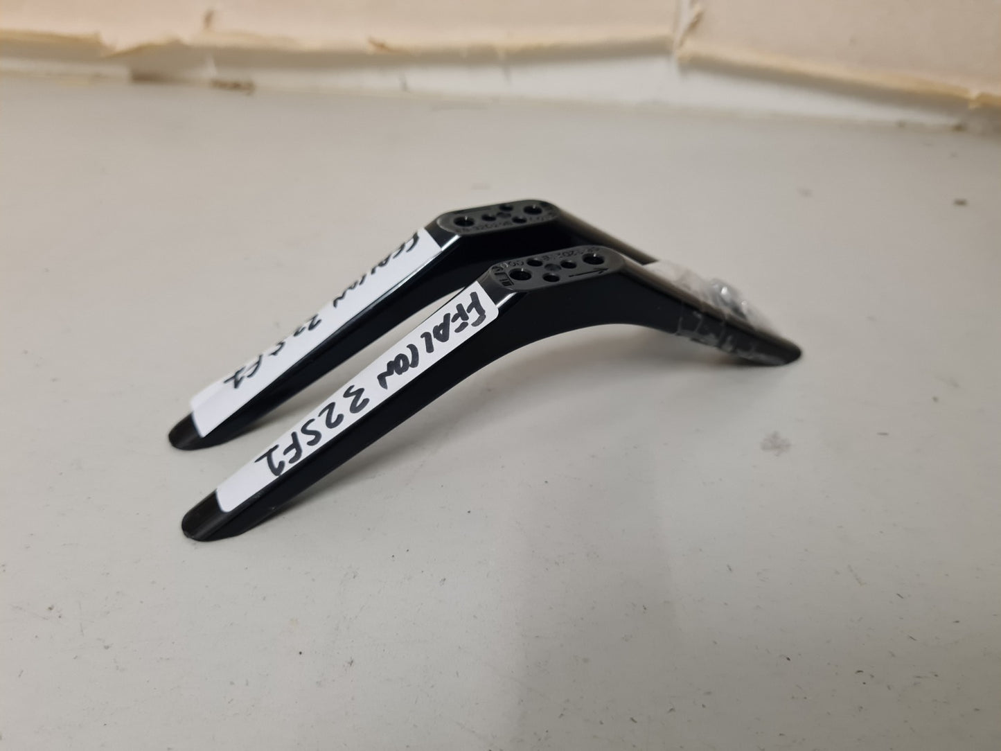 FFALCON 32SF1 L&R FEET & SCREWS