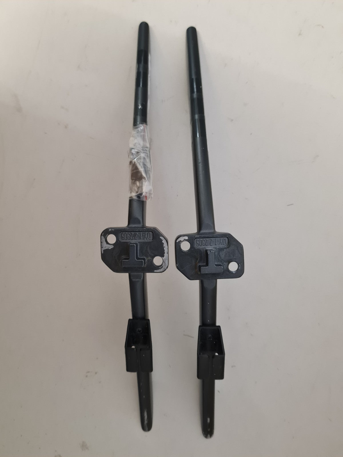 HISENSE 75U6QAU PRO L&R FEET & SCREWS
