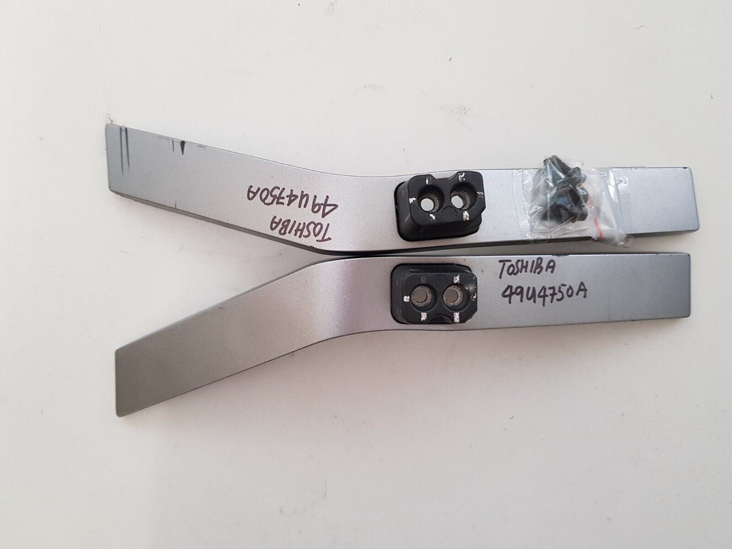 GENUINE TOSHIBA 49U4750A L&R FEET & SCREWS