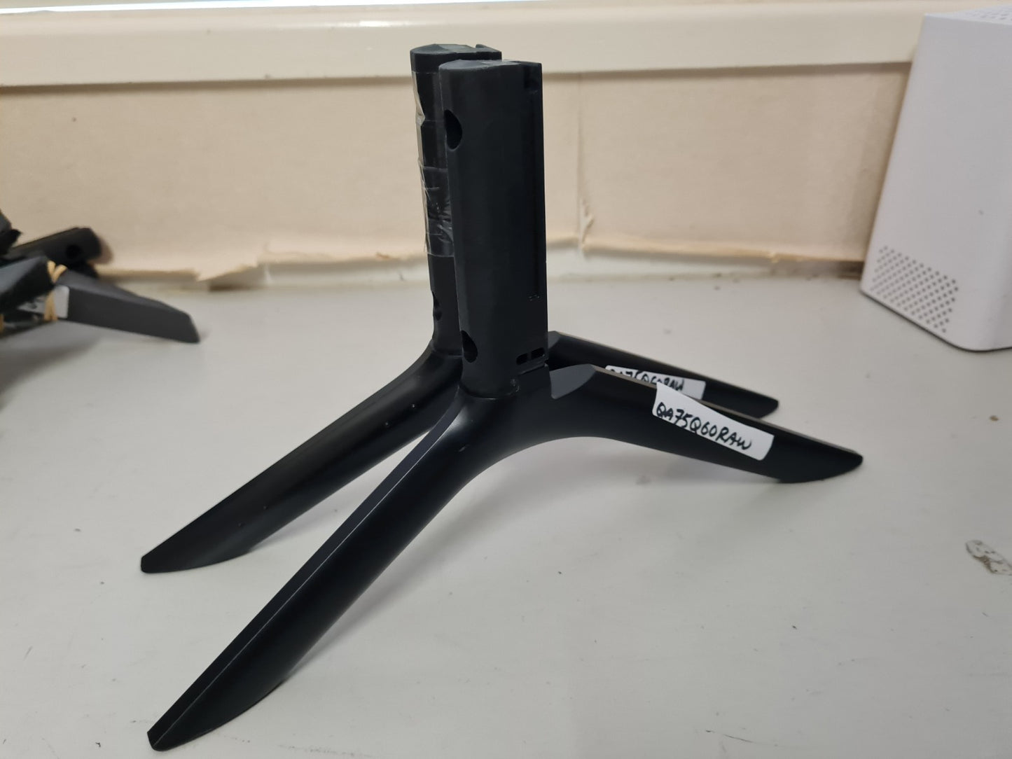 SAMSUNG QA75Q60RAW L&R FEET & SCREWS