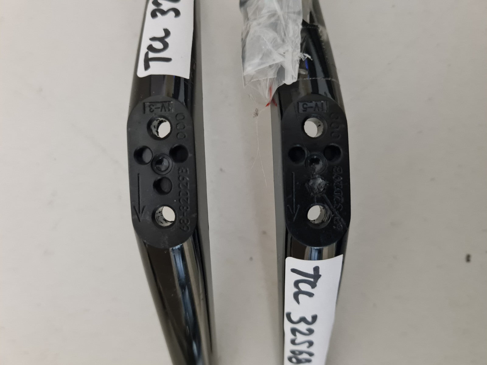 TCL 32S6800S L&R FEET & SCREWS
