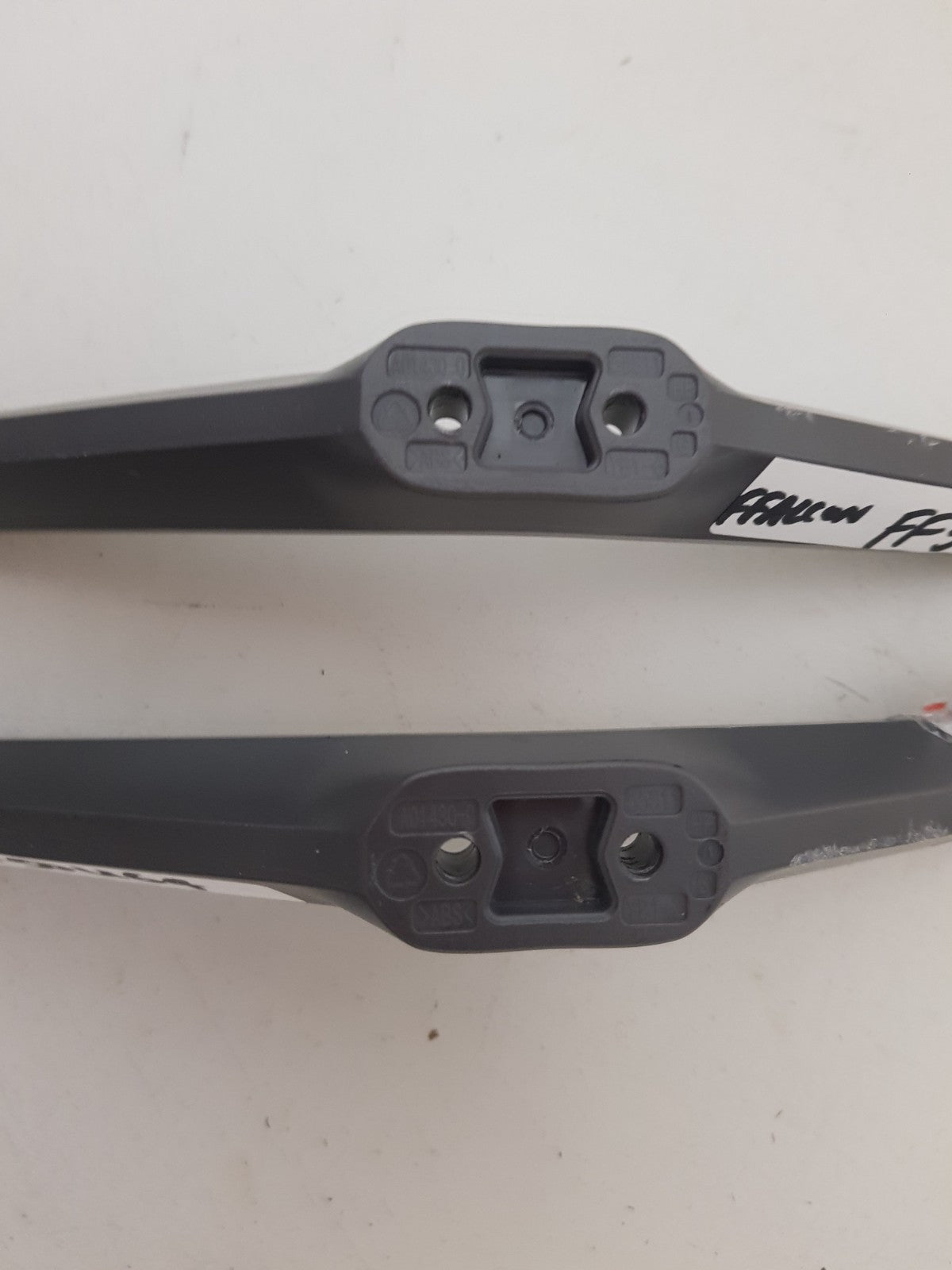 FFALCON FF50U64 L&R FEET & SCREWS