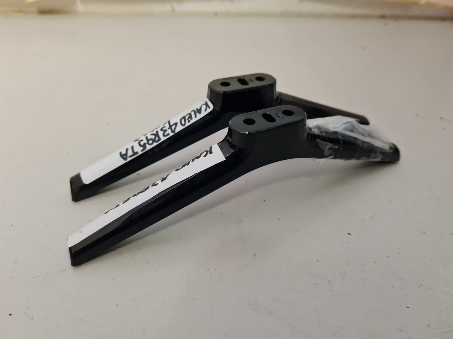 KOGAN KALED43R95TA L&R FEET & SCREWS