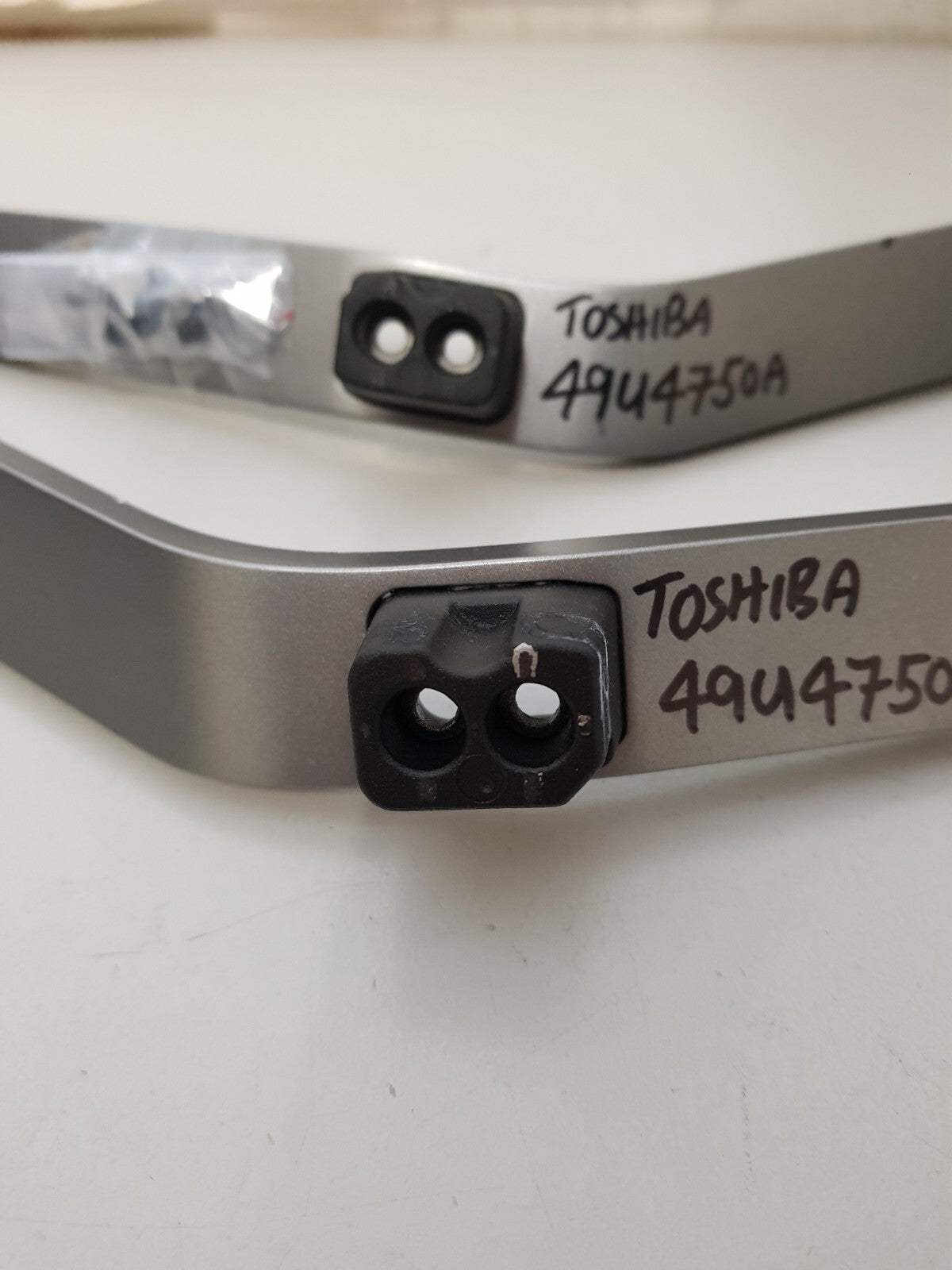 GENUINE TOSHIBA 49U4750A L&R FEET & SCREWS