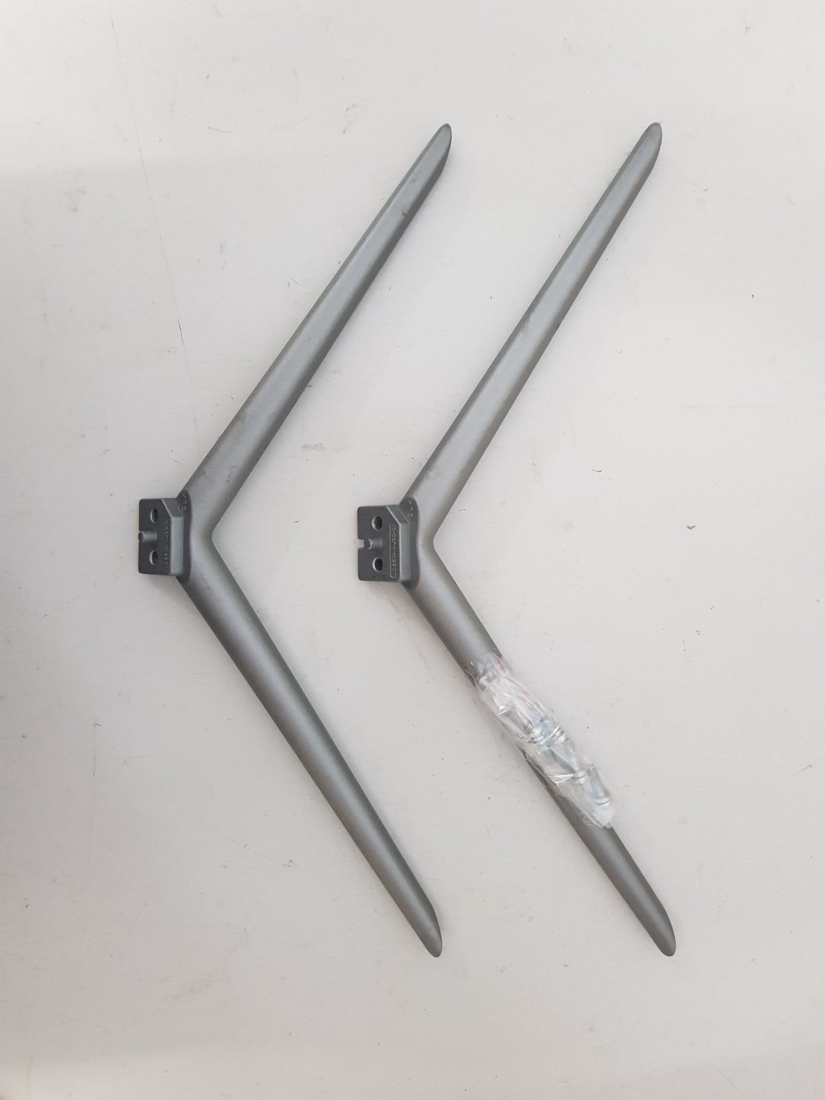 BLAUPUNKT BP650USG9700Q L&R FEET & SCREWS