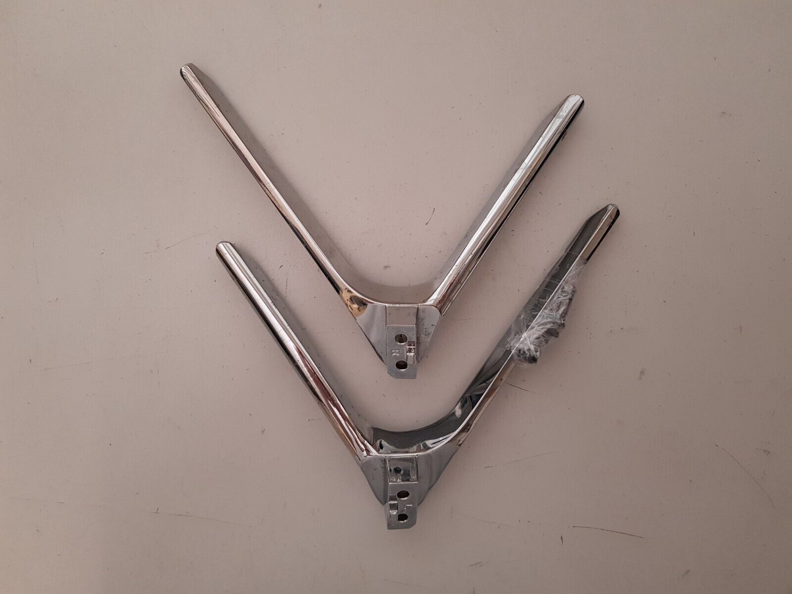 GENUINE HISENSE 50RG L&R FEET & SCREWS