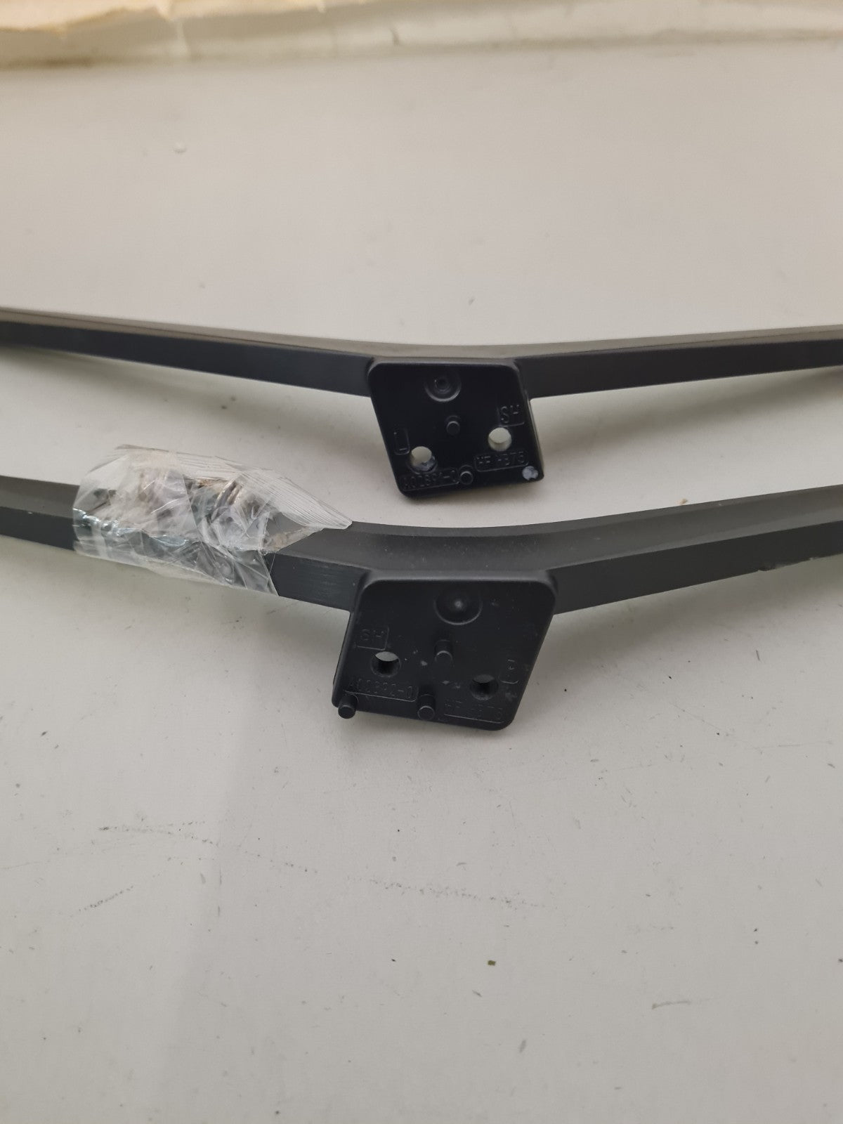 TCL 75C655 L&R FEET & SCREWS