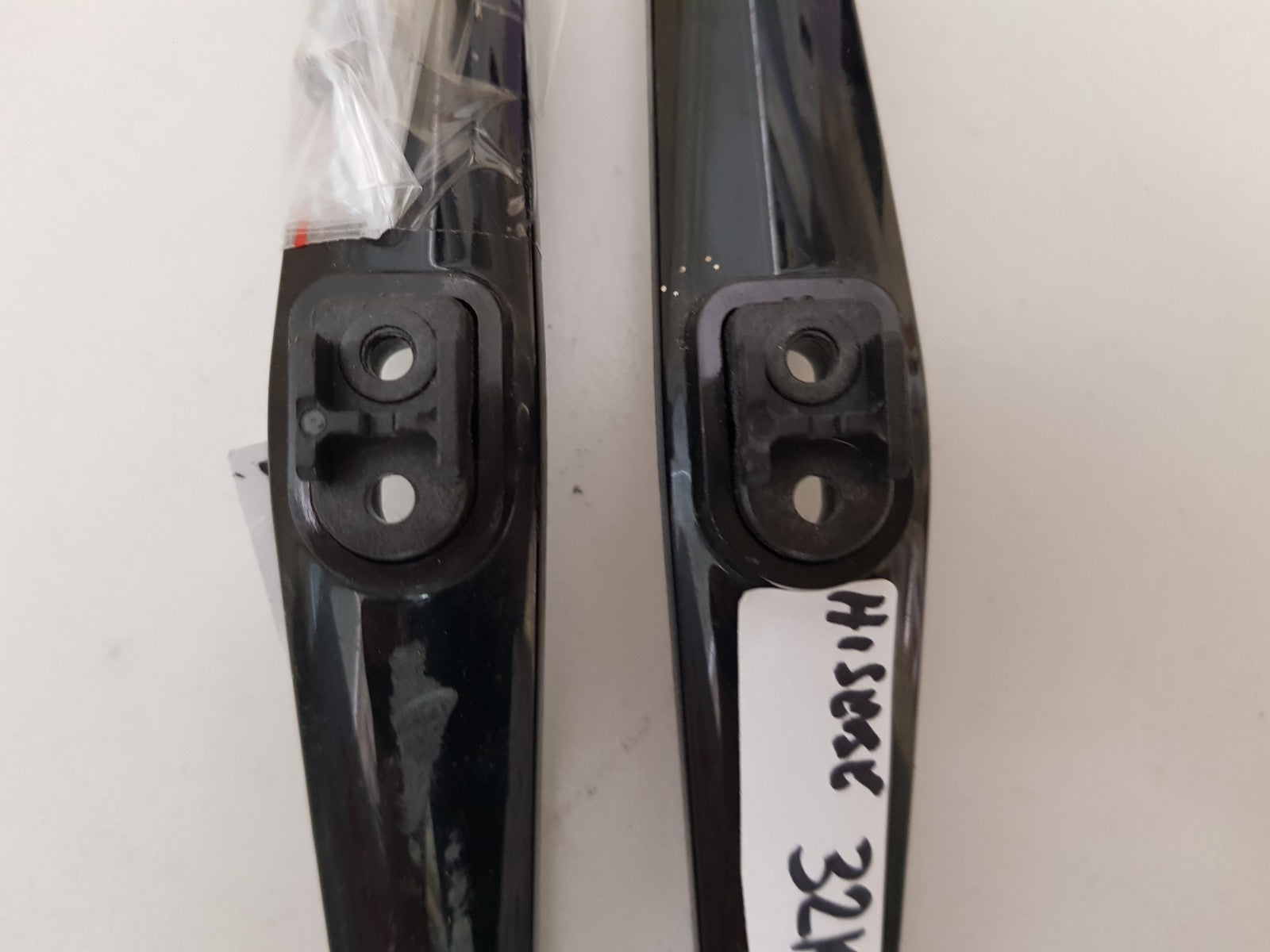 HISENSE 32K220W L&R FEET & SCREWS