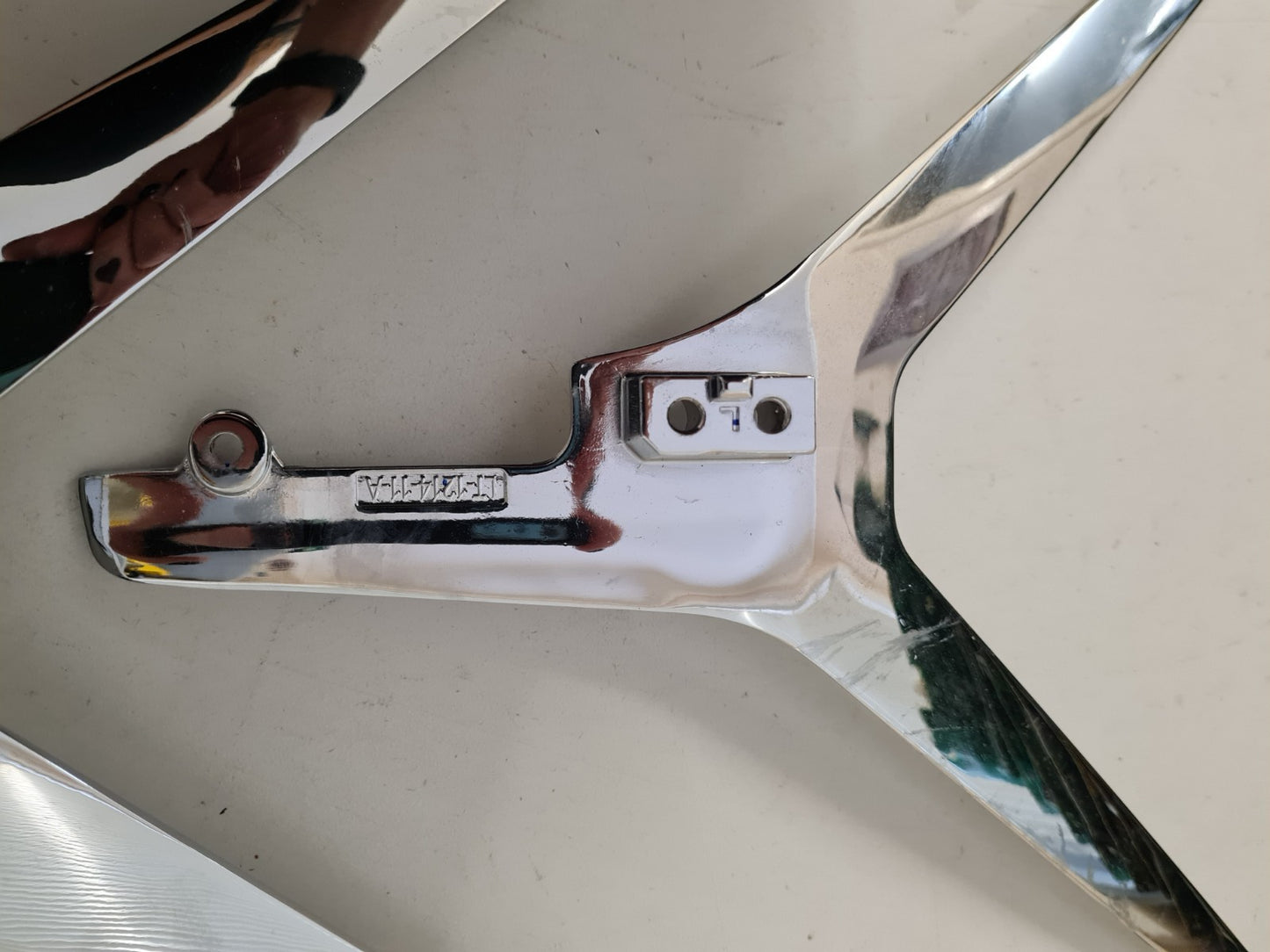HISENSE 65P7 L&R FEET & SCREWS