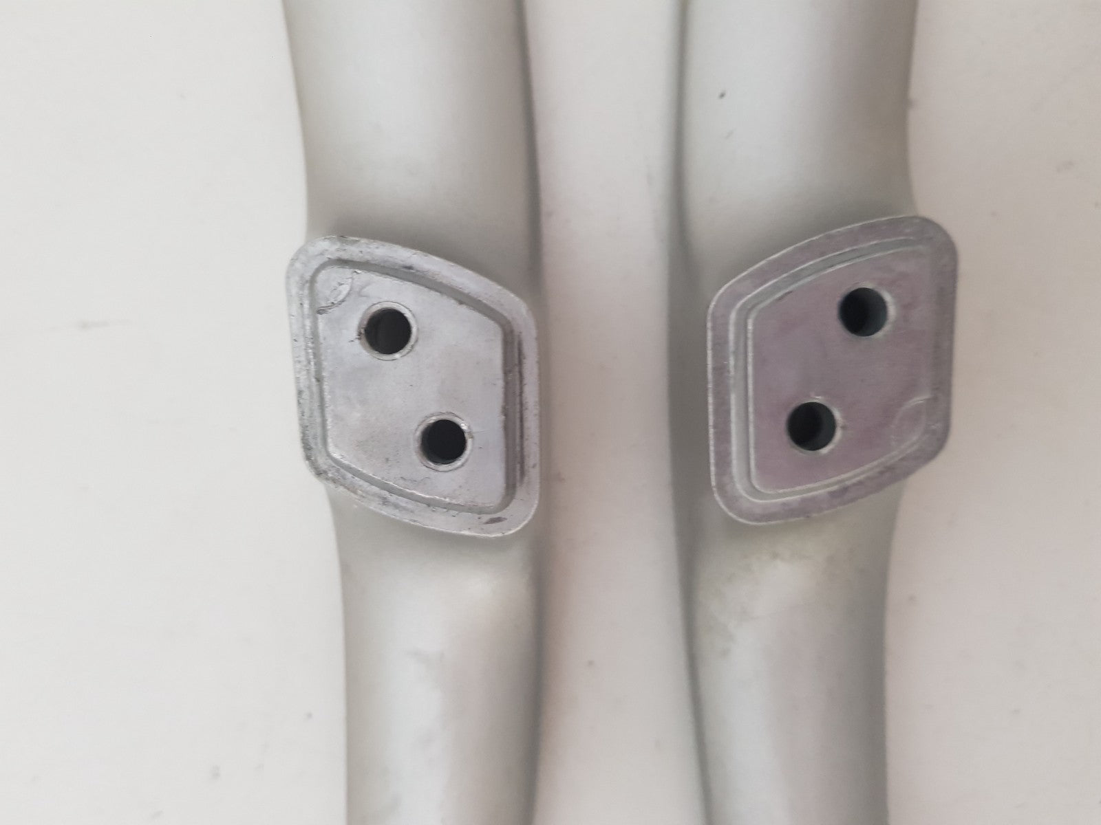 HISENSE 50K370PG L&R FEET & SCREWS
