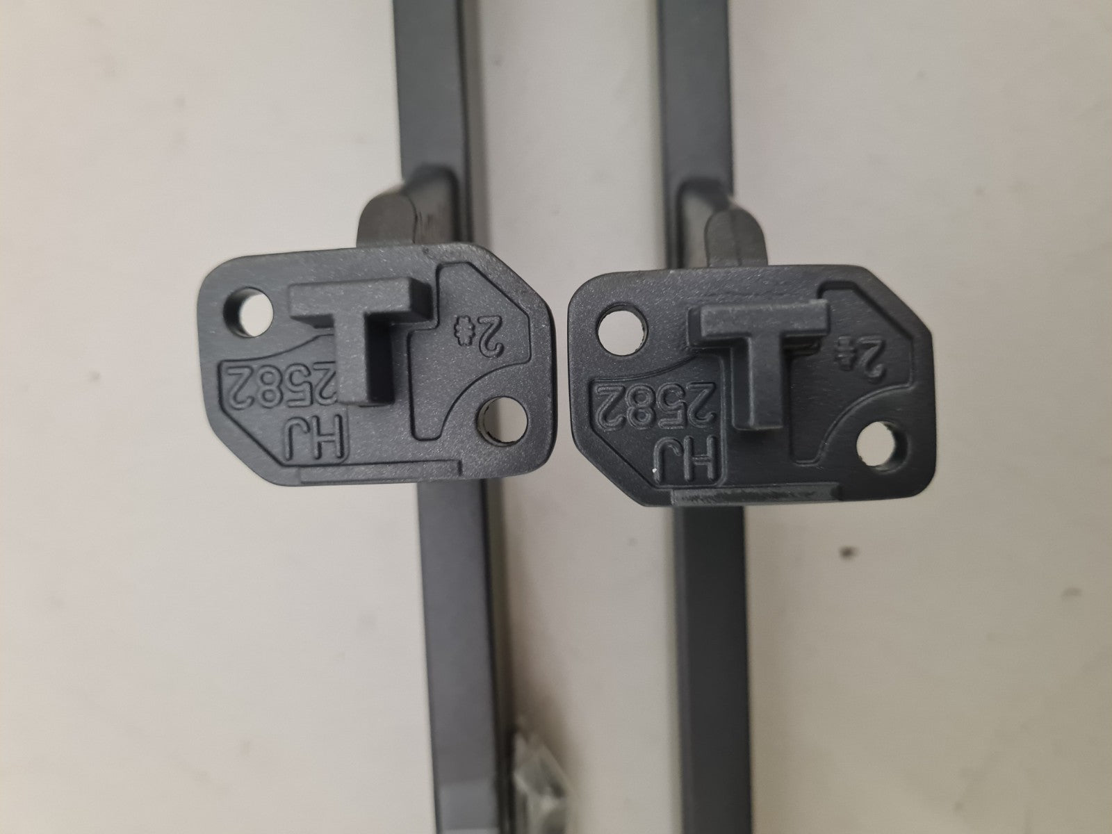 HISENSE 65Q6NAU L&R FEET & SCREWS