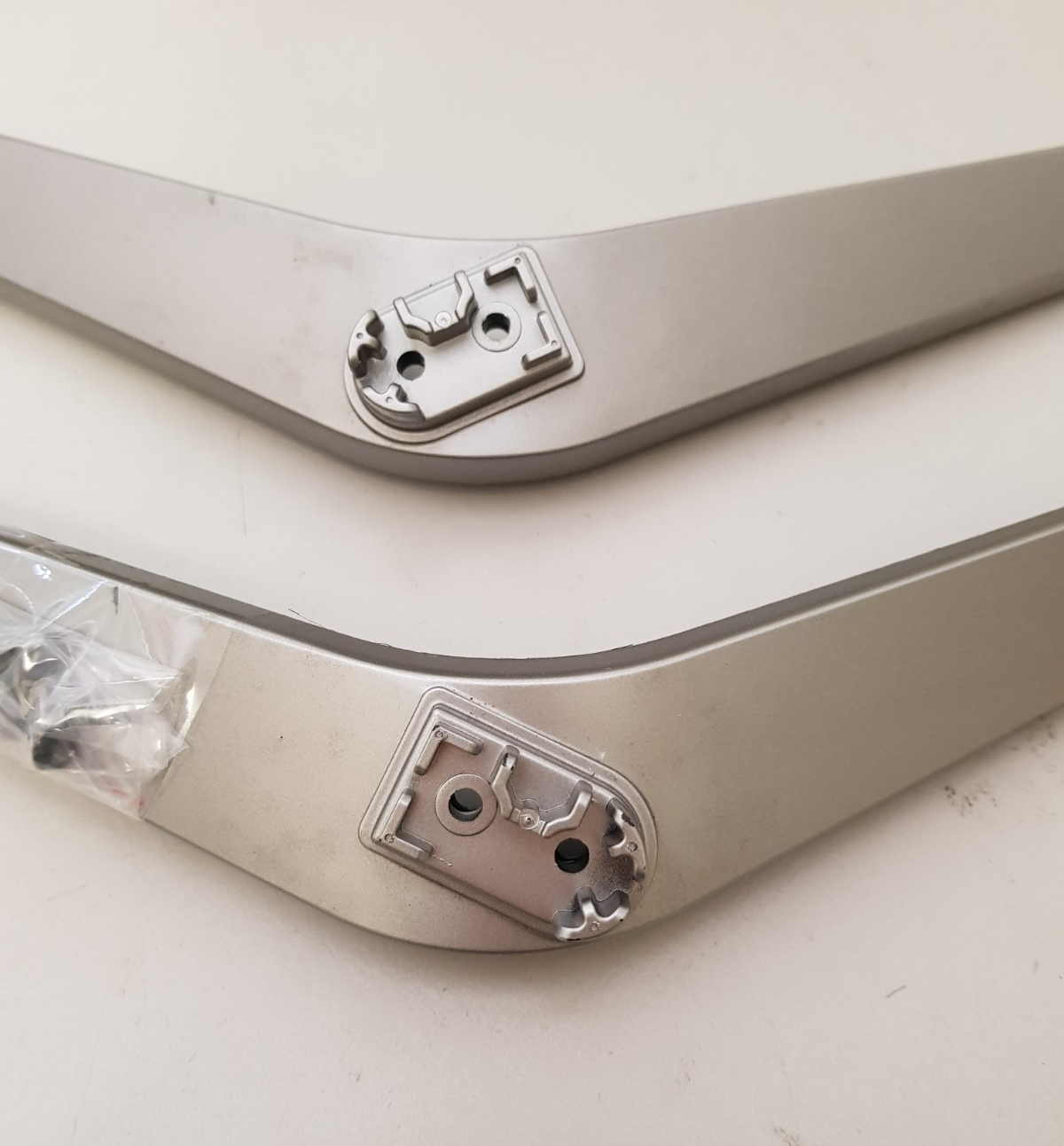 GENUINE HISENSE 50K3300UW L&R FEET & SCREWS