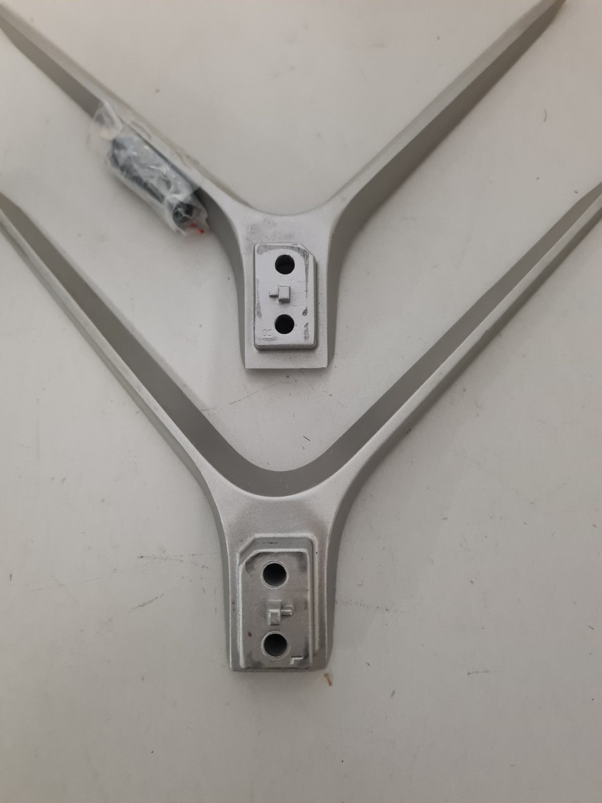 KOGAN KALED55MU8510SZB L&R FEET & SCREWS