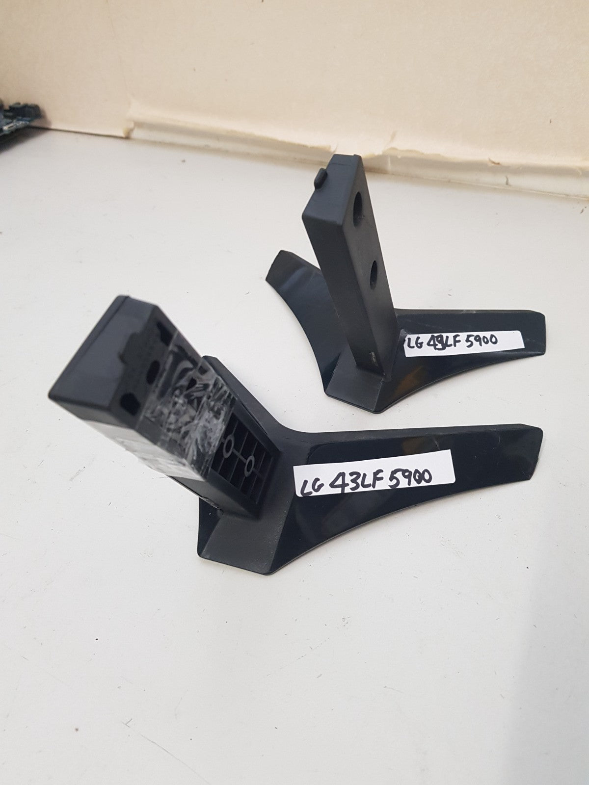 LG 43LF5900 L&R FEET & SCREWS
