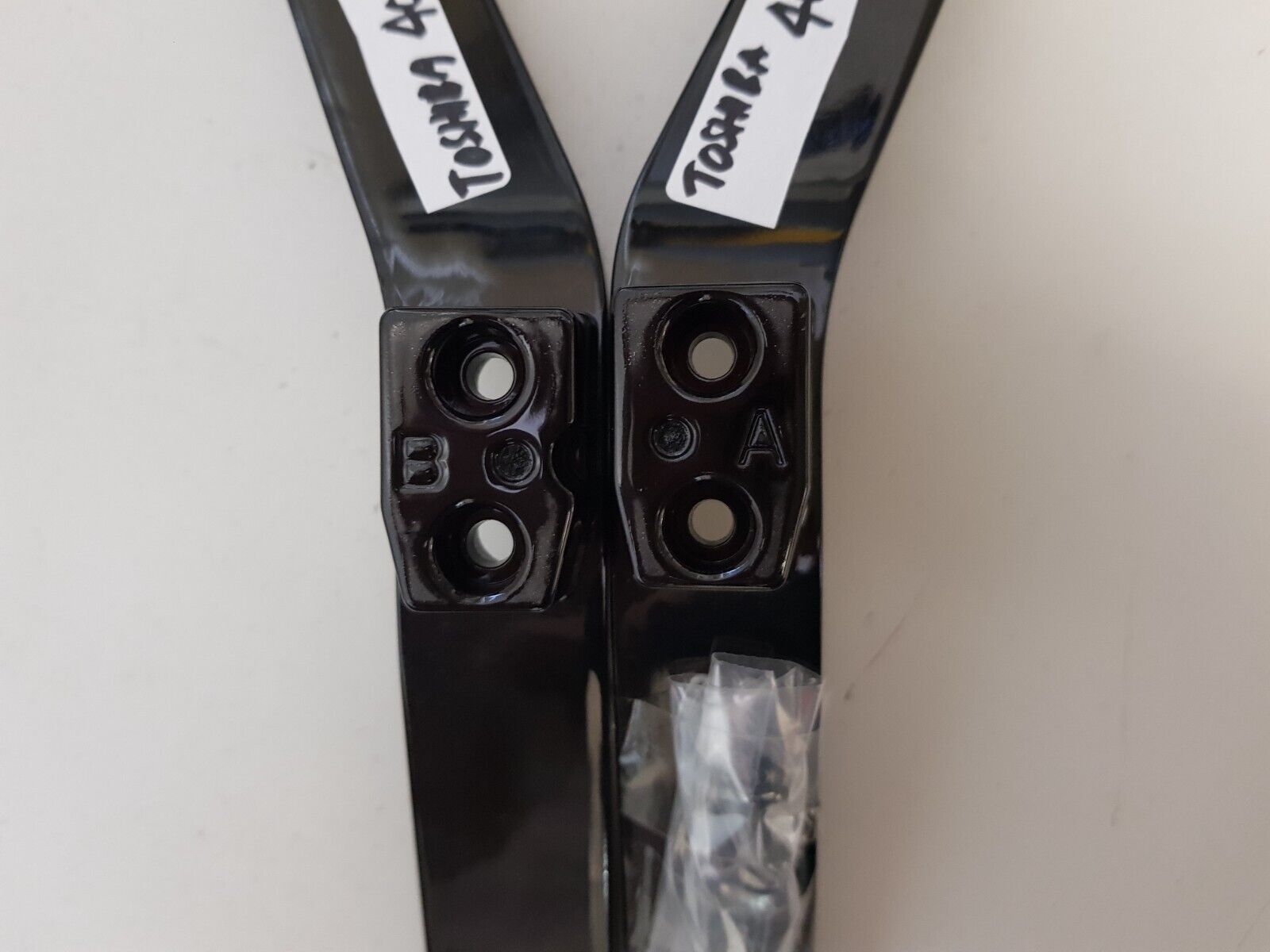 GENUINE TOSHIBA 40L3750A L&R FEET & SCREWS