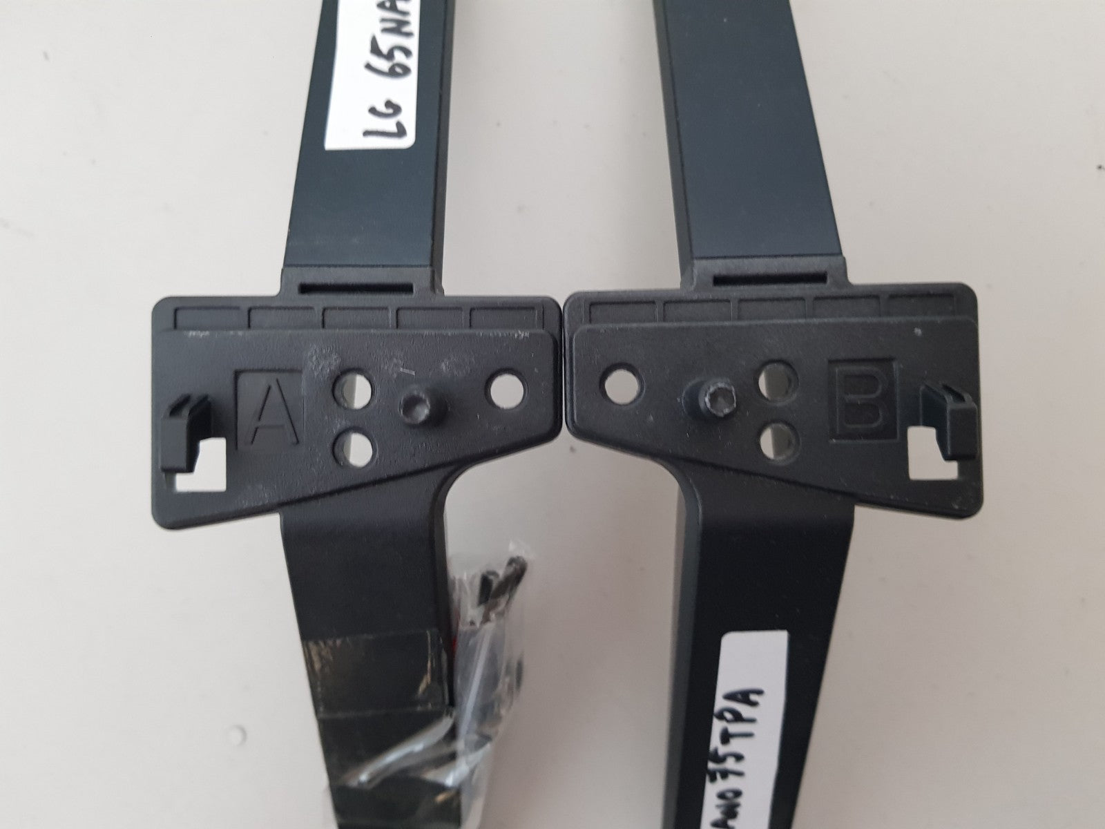 LG 65NANO75TPA L&R FEET & SCREWS