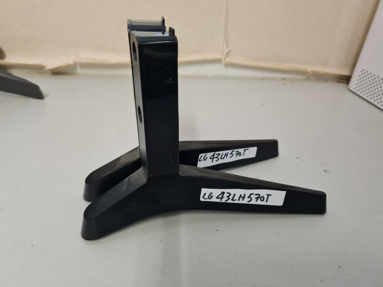 LG 43LH570T L&R FEET & SCREWS