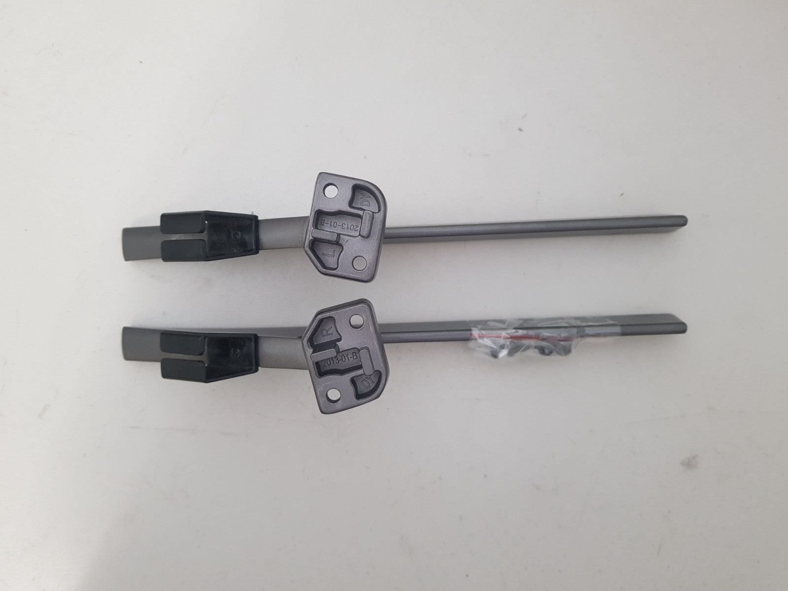 HISENSE 50A7G L&R FEET & SCREWS