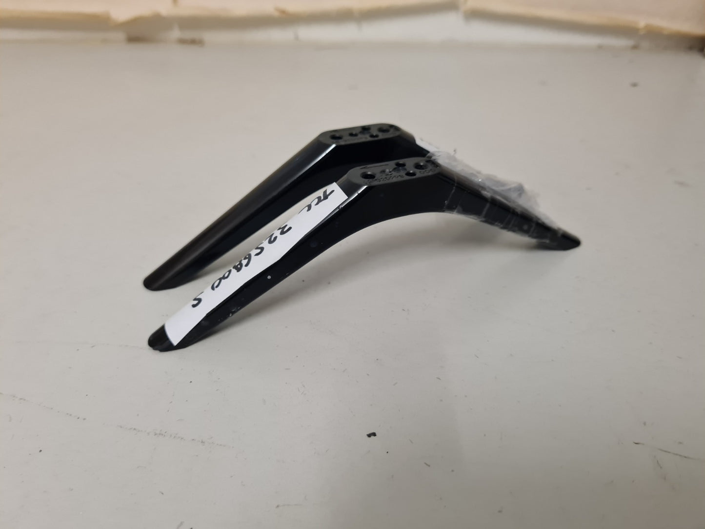 TCL 32S6800S L&R FEET & SCREWS