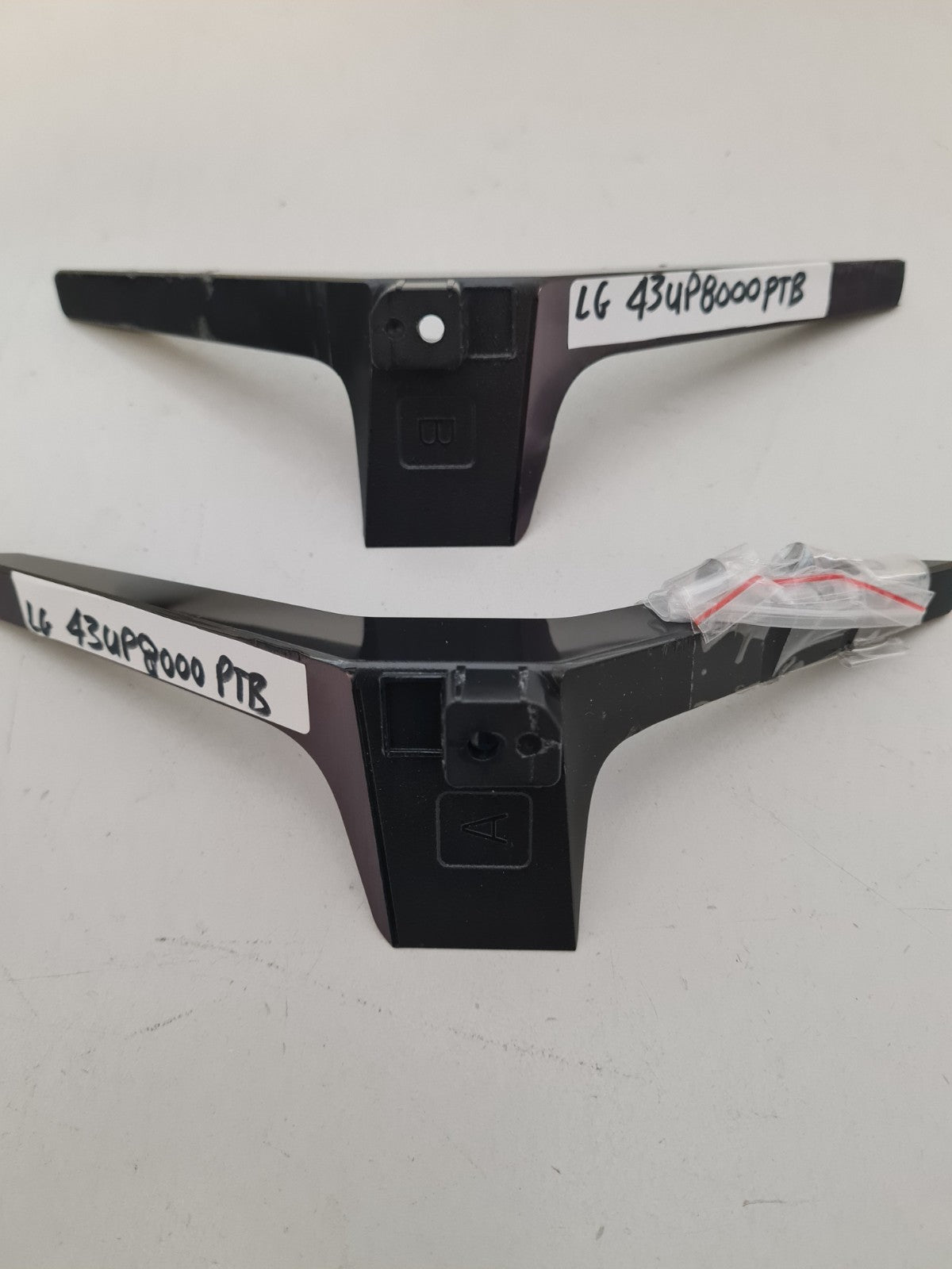 LG 43UP8000PTB L&R FEET & SCREWS