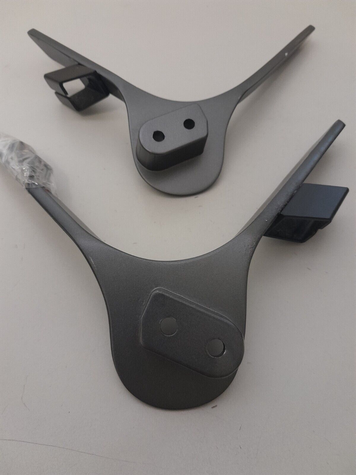 GENUINE HISENSE 43A7G L&R FEET & SCREWS
