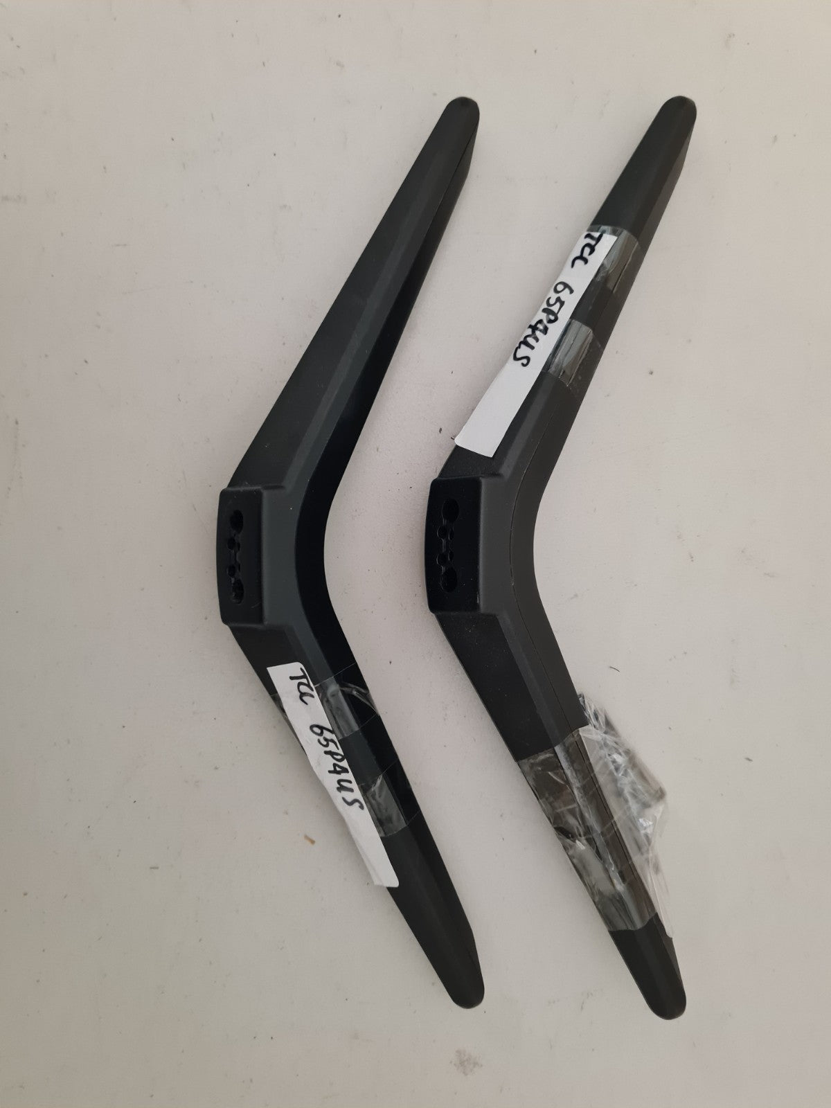 TCL 65P4US L&R FEET & SCREWS