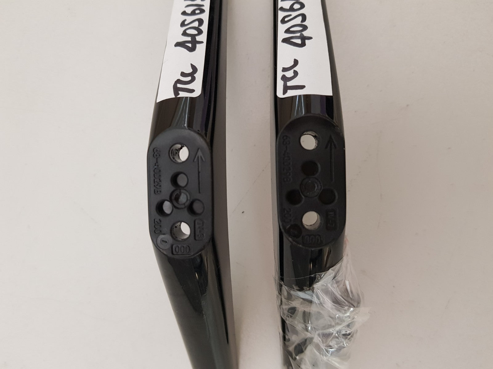 TCL 40S615-AU L&R FEET & SCREWS