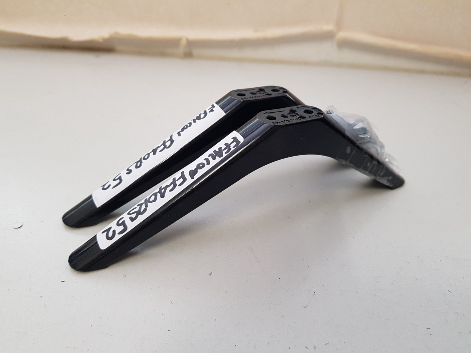 FFALCON FF40RS52 L&R FEET & SCREWS