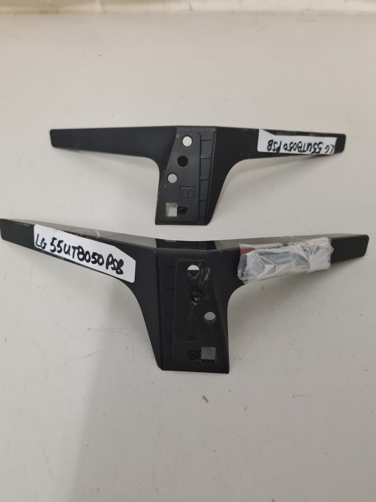 LG 55UT8050PSB L&R FEET & SCREWS