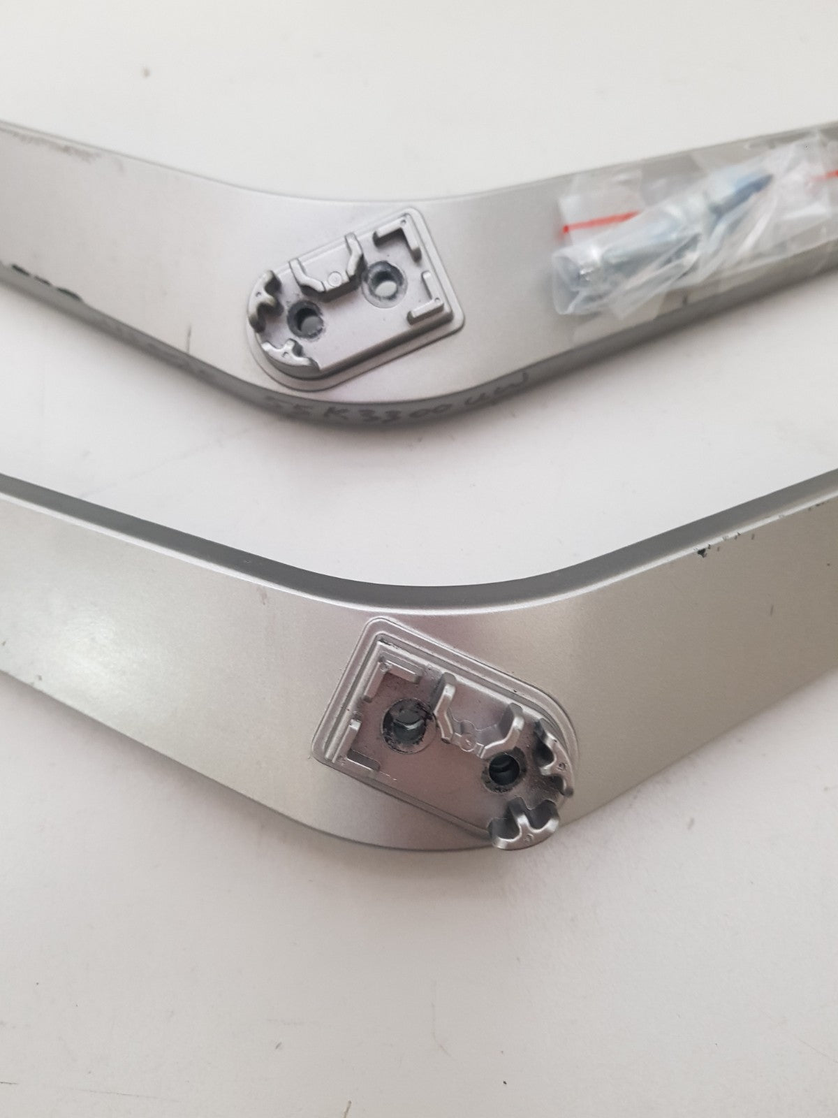 HISENSE 55K300UW L&R FEET & SCREWS