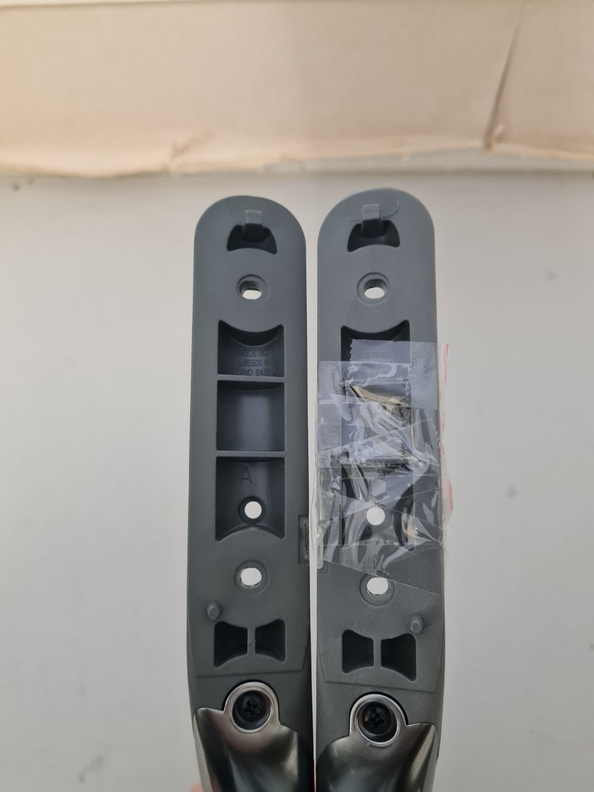 LG 60LB6500 L&R FEET & SCREWS