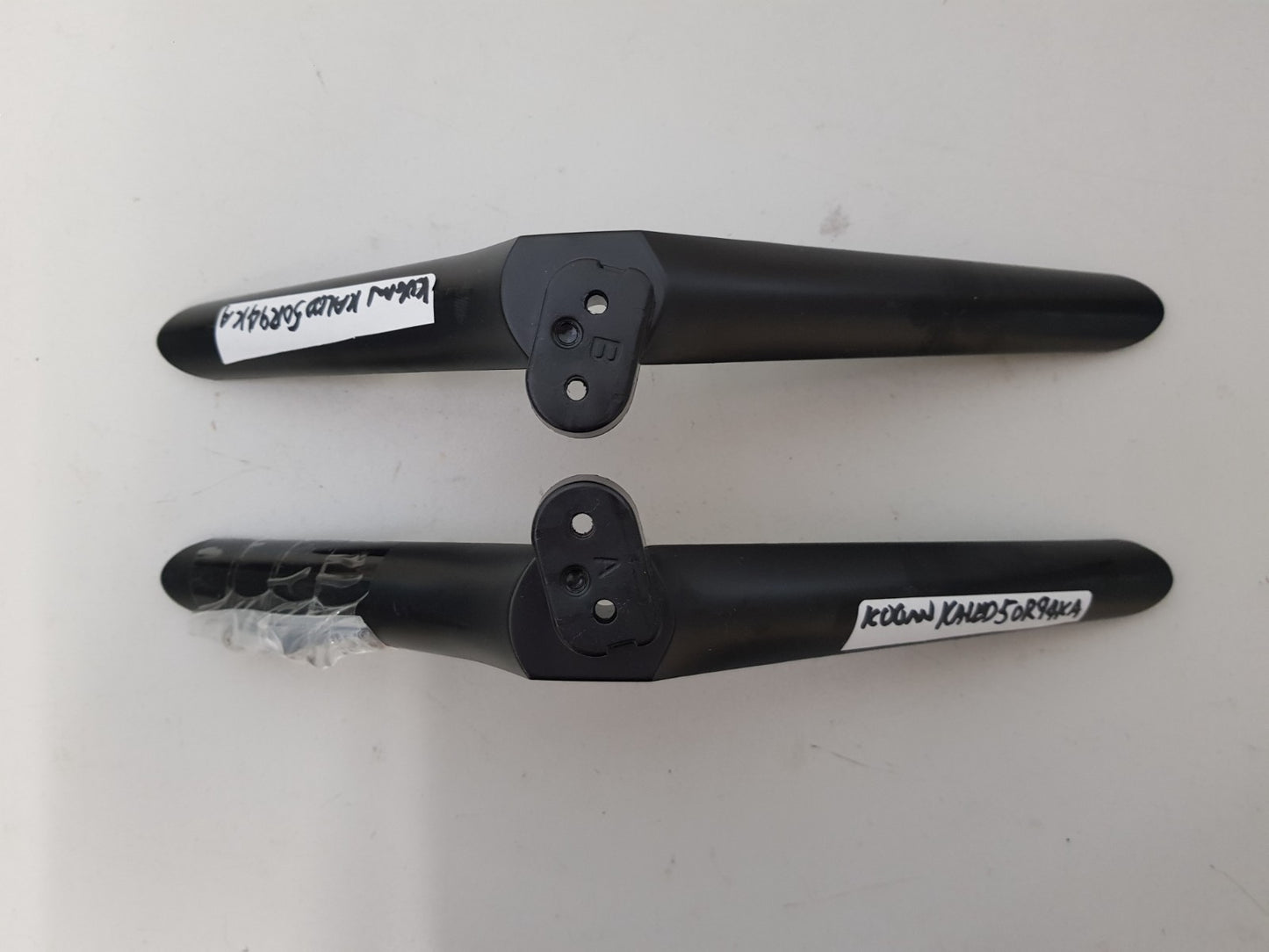 KOGAN KALED50R94KA L&R FEET & SCREWS