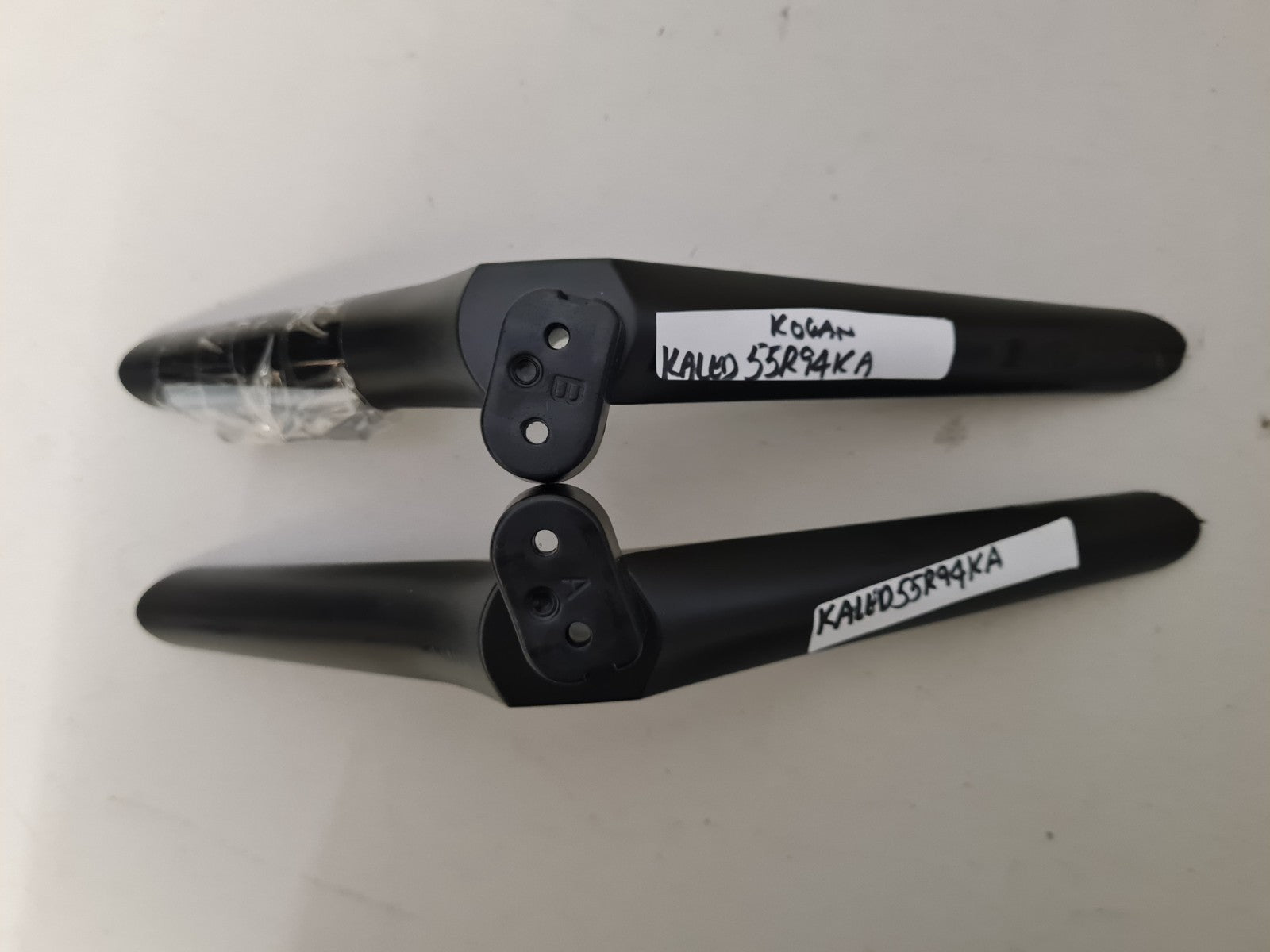 KOGAN KALED55R94KA L&R FEET & SCREWS