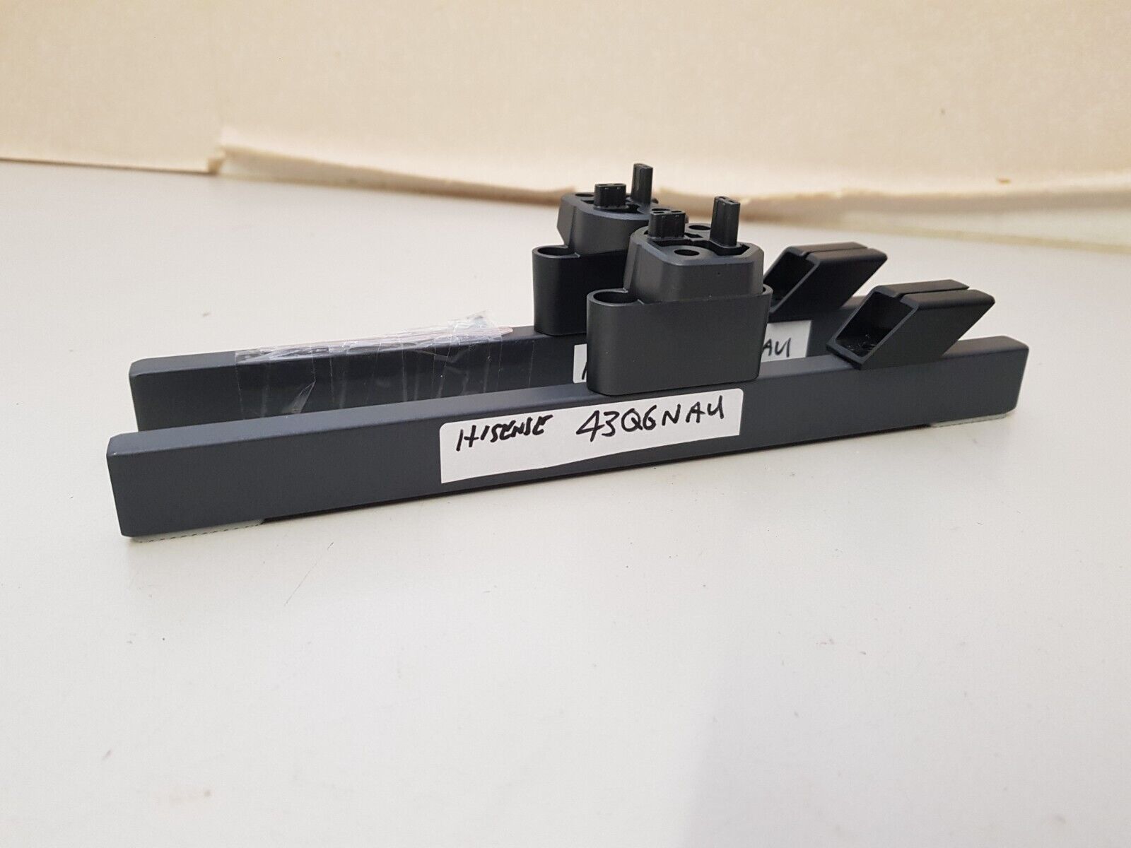 GENUINE HISENSE 43Q6NAU L&R FEET & SCREWS