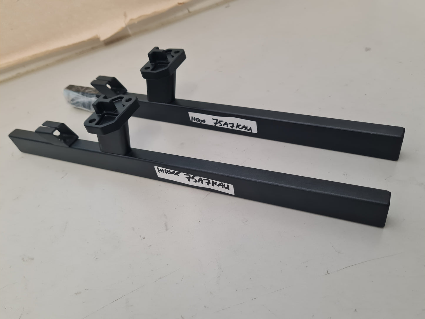 HISENSE 75A7KAU L&R FEET/STAND & SCREWS