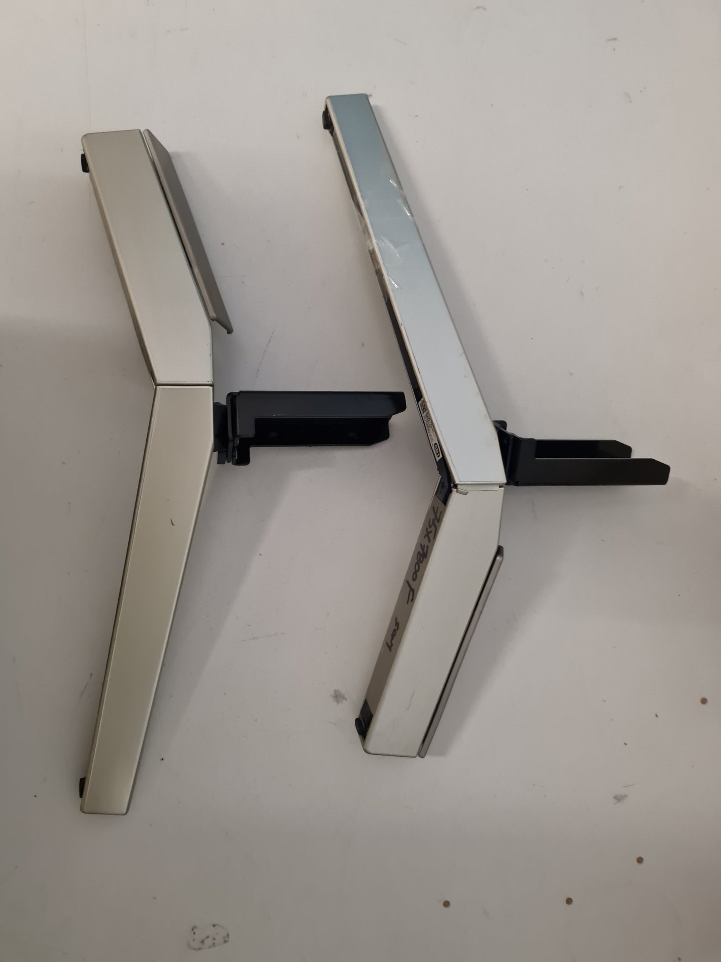 SONY 75X7800F L&R FEET/STAND & SCREWS.